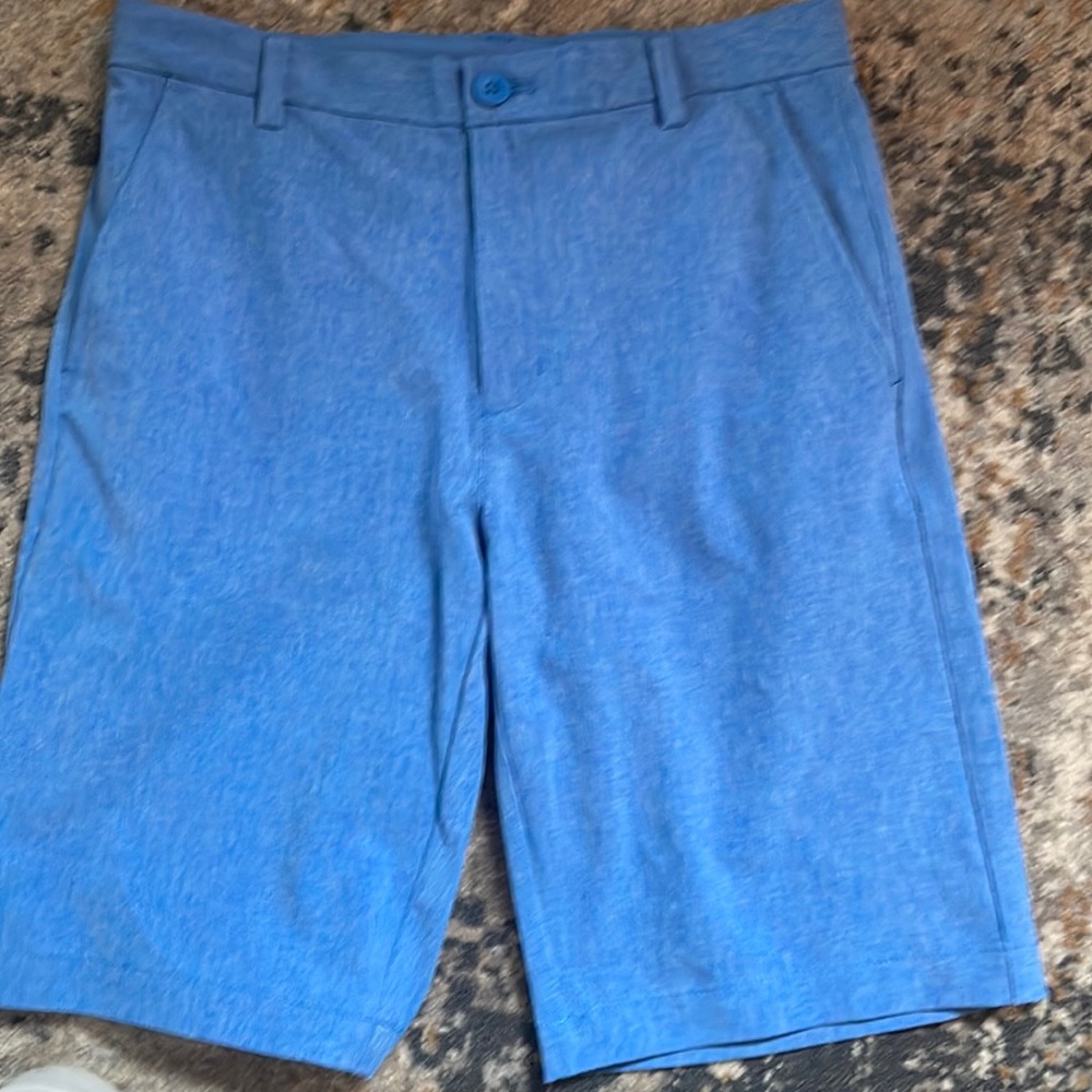 Boys Vineyard Vines performance fit golf/tennis shorts.